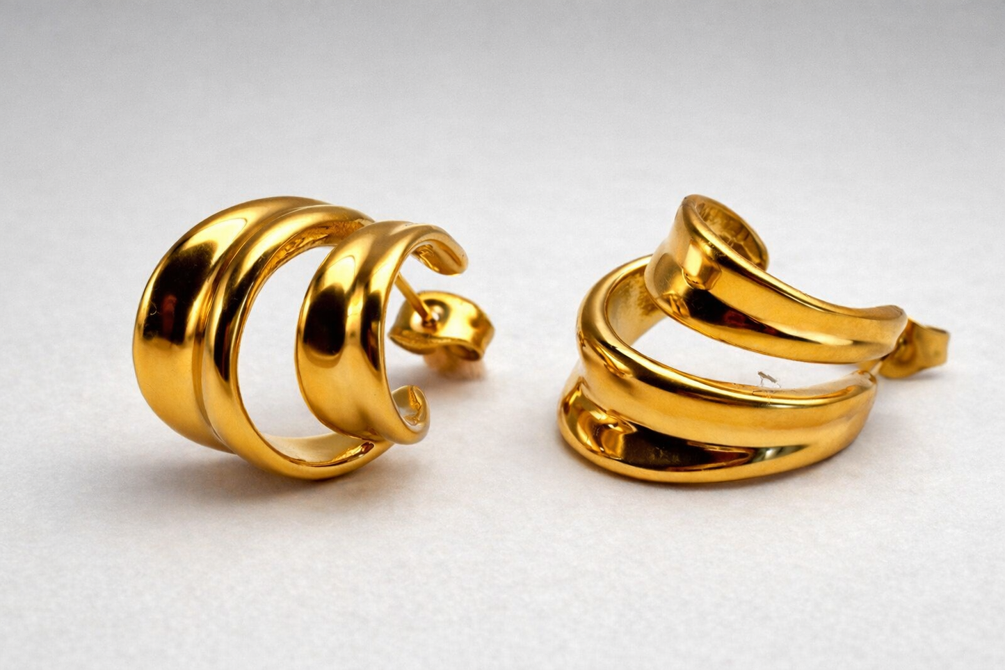 Detailansicht goldener, mehrreihiger Creolen aus hochwertigem Edelstahl