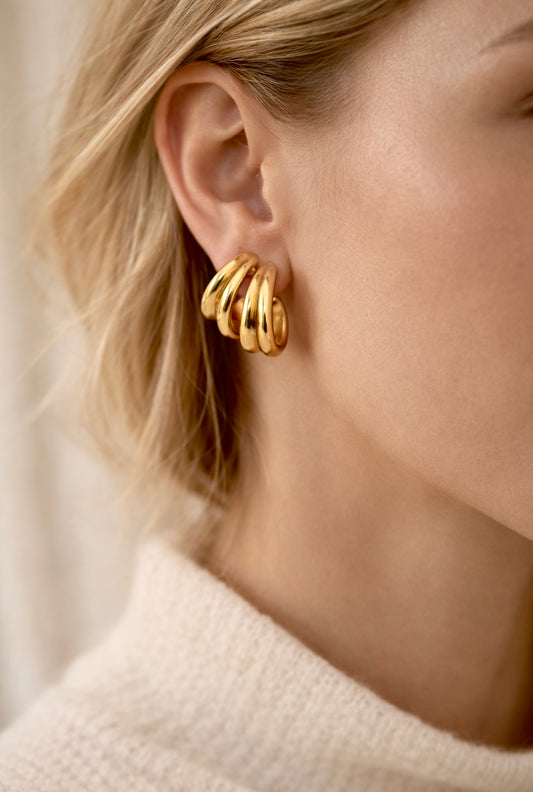 Getragene goldene Creolen mit mehrreihigem Design – moderner Statement-Look von Hesperelle