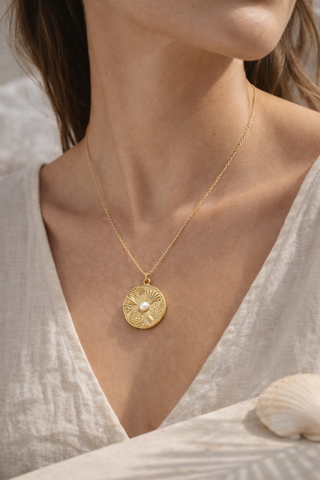 Getragene goldene Halskette mit Medaillon und Perle – eleganter Lifestyle-Look von Hesperelle