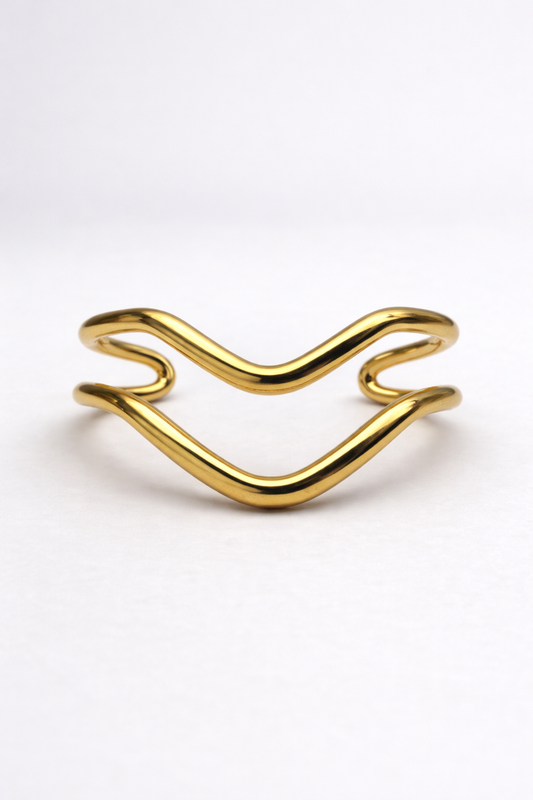Goldener, wasserfester Armreif aus vergoldetem Edelstahl von Hesperelle – Vorderansicht