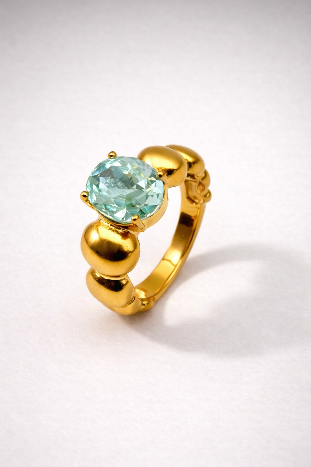 Goldener Ring aus wasserfestem Edelstahl mit türkisfarbenem Stein von Hesperelle