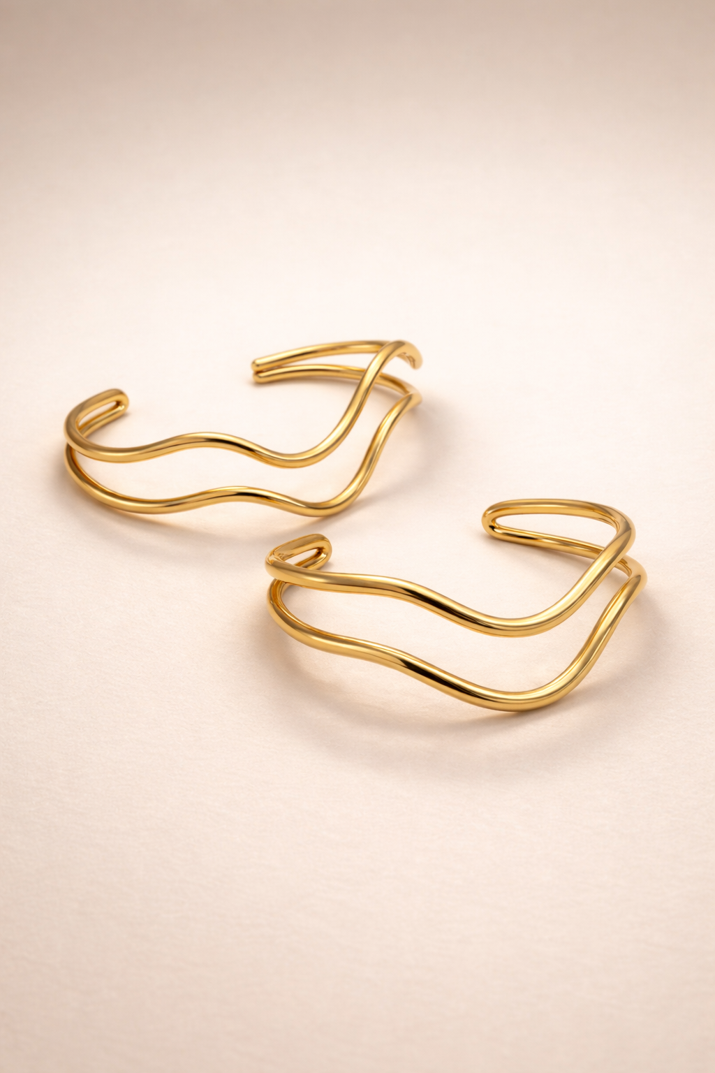 Goldene Armreife im minimalistischen Design