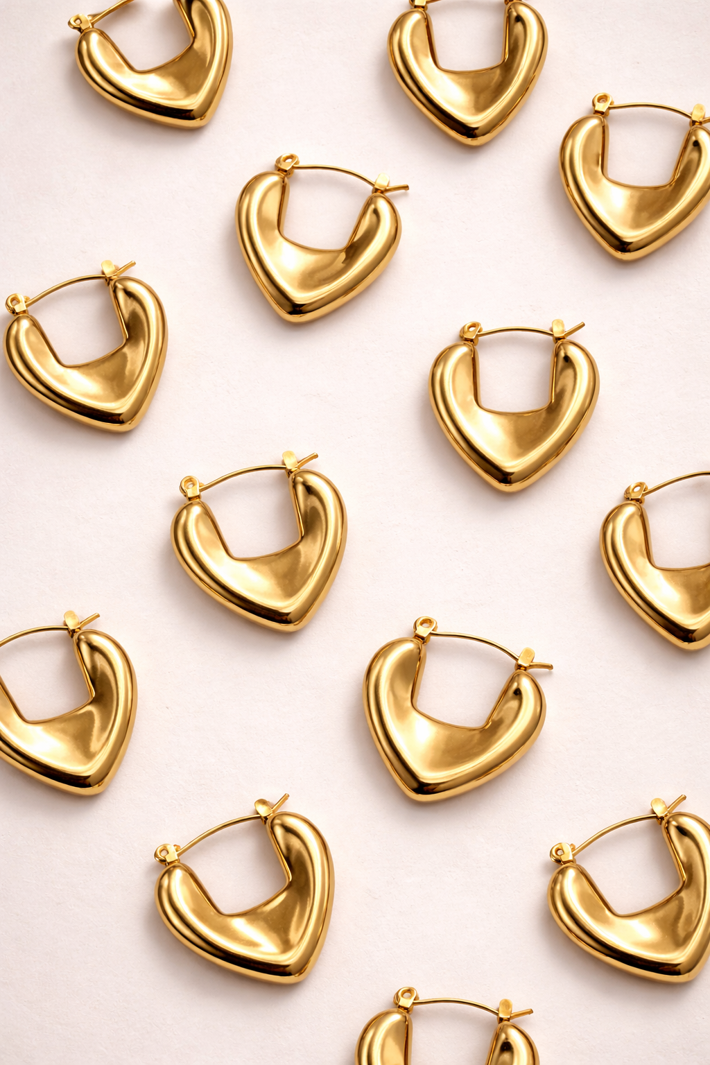 Goldene Ohrringe im modernen Design aus der Ohrringe-Kollektion