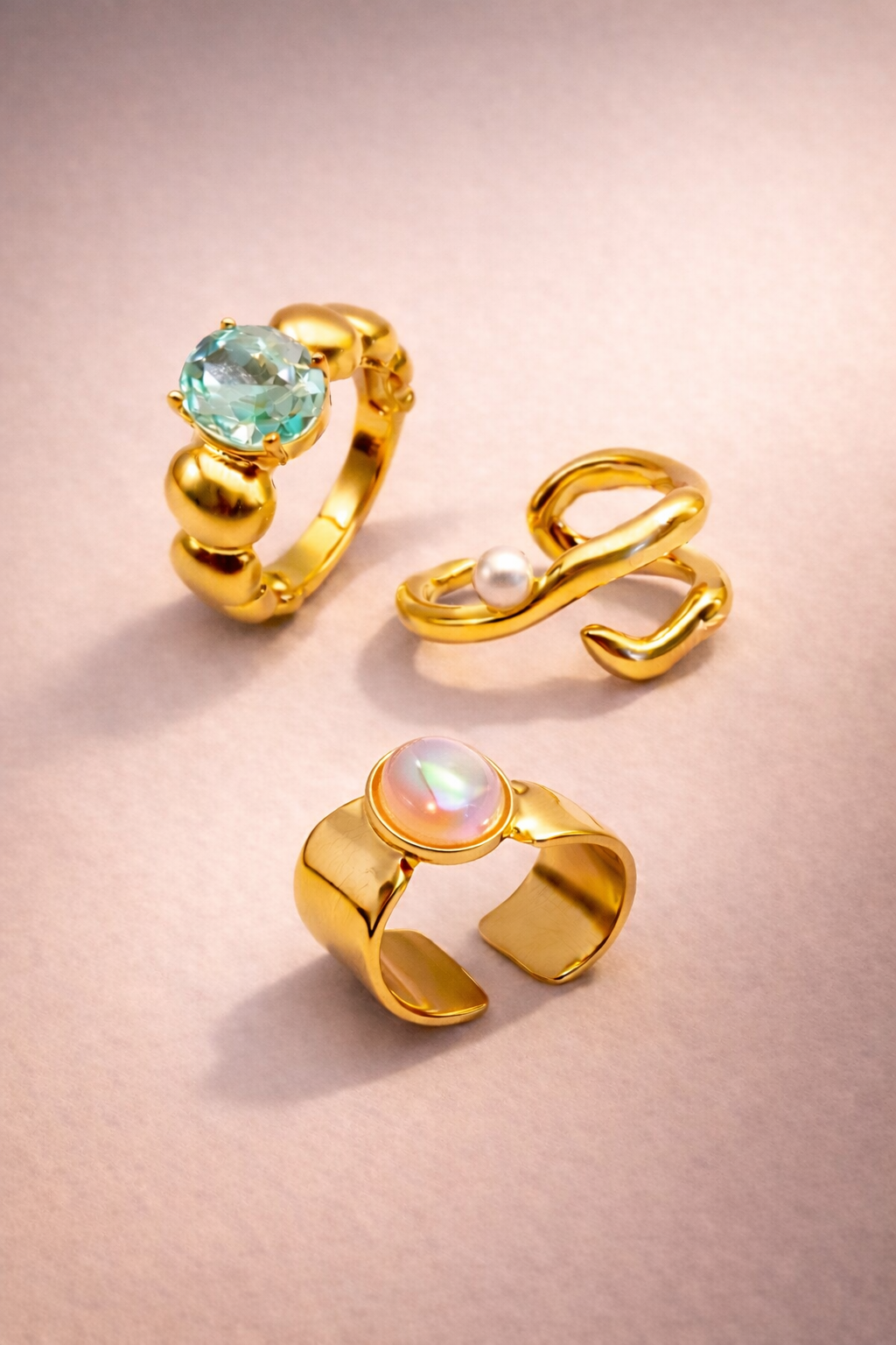 Goldene Ringe mit Edelsteinen und Perlen aus der Ringe-Kollektion