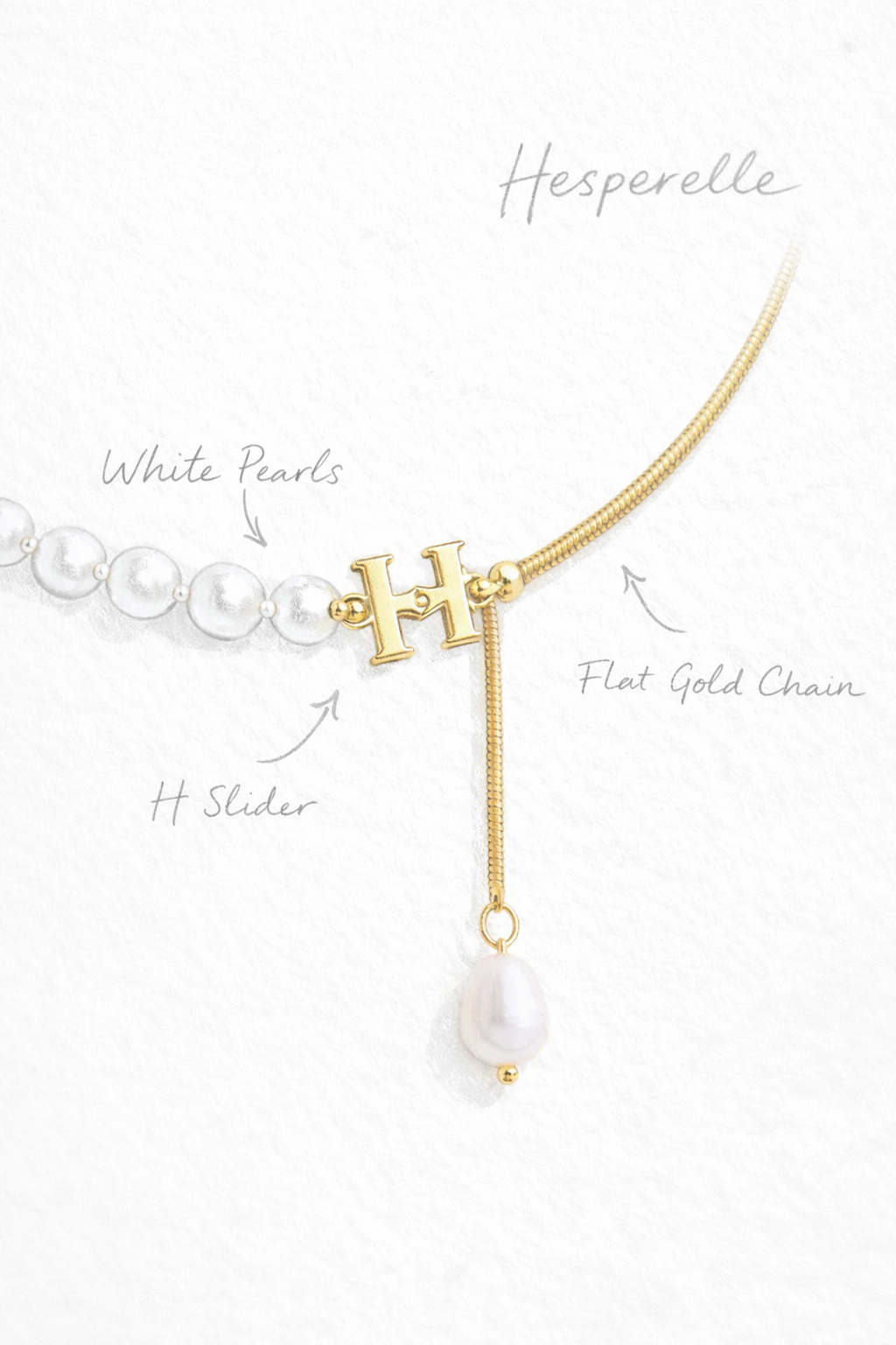 Detailansicht einer goldenen Kette mit weißen Perlen und verstellbarem H-Schieber
