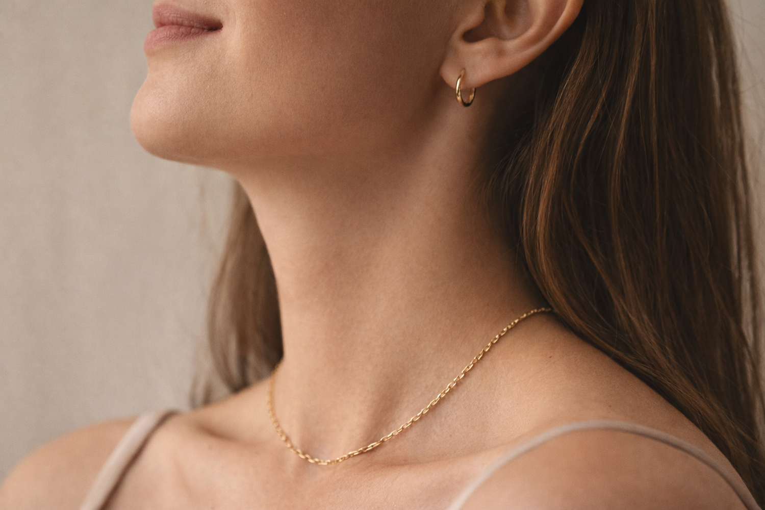 Goldfarbene, hypoallergene Halskette aus Edelstahl, nickelfrei und hautfreundlich, getragen am Hals einer Frau.