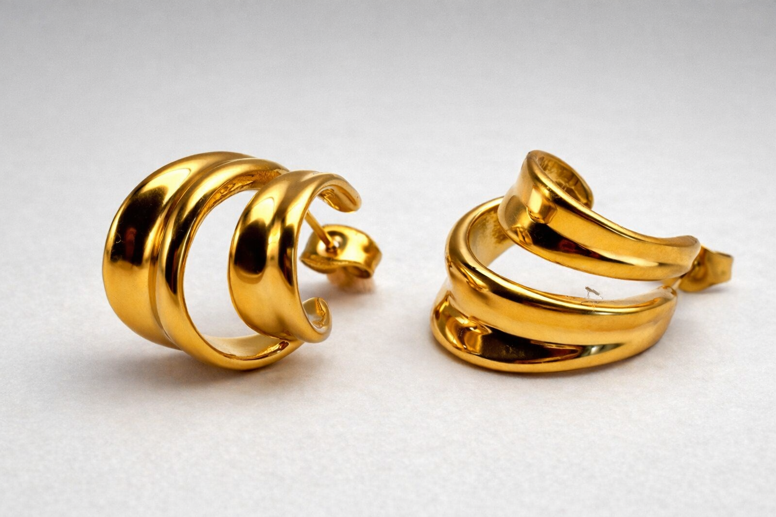 Detailansicht goldener, mehrreihiger Creolen aus hochwertigem Edelstahl
