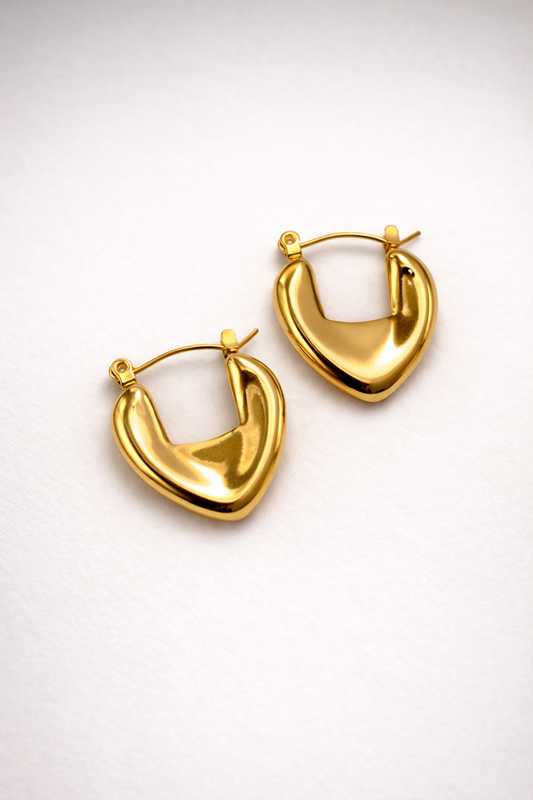 Goldene Creolen in Herzform aus wasserfestem Edelstahl von Hesperelle