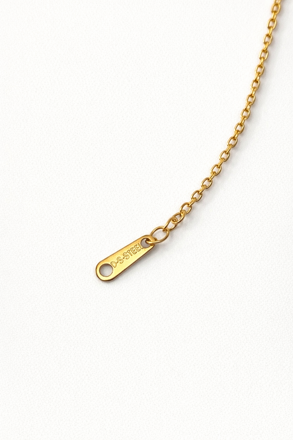 Detail des Verschlusses einer goldenen Edelstahlkette – robust und wasserfest
