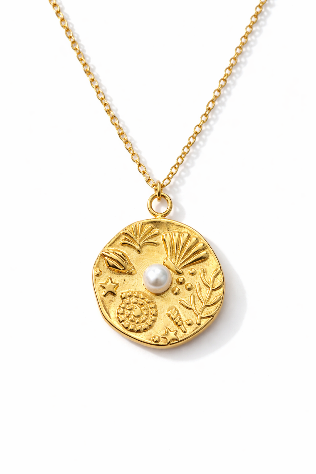 Goldene Halskette mit Medaillon und Perle aus wasserfestem Edelstahl von Hesperelle