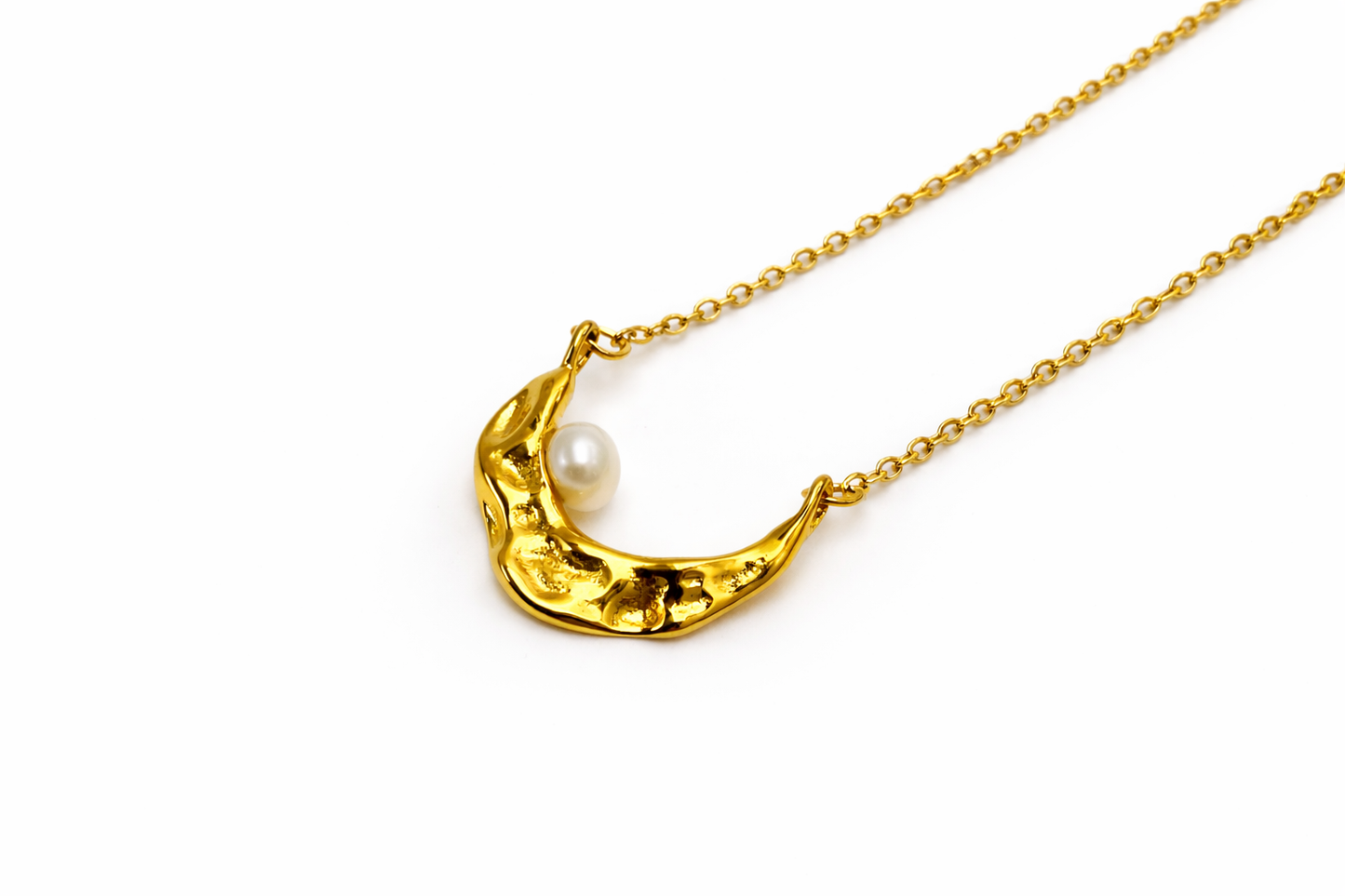 Detailansicht des goldenen Anhängers mit Perle aus wasserfestem Edelstahl
