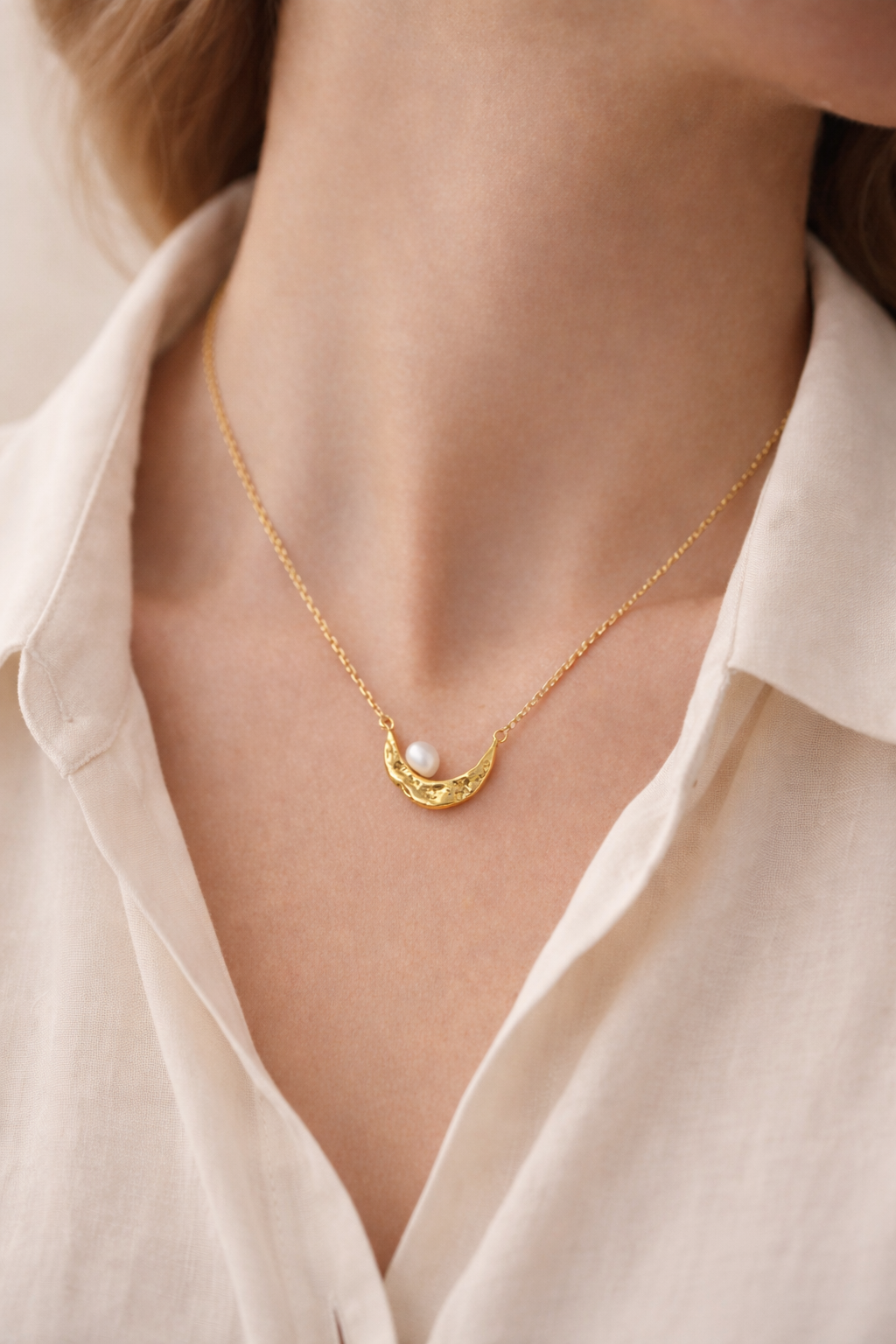 Getragene goldene Halskette mit Perle – eleganter, minimalistischer Look von Hesperelle