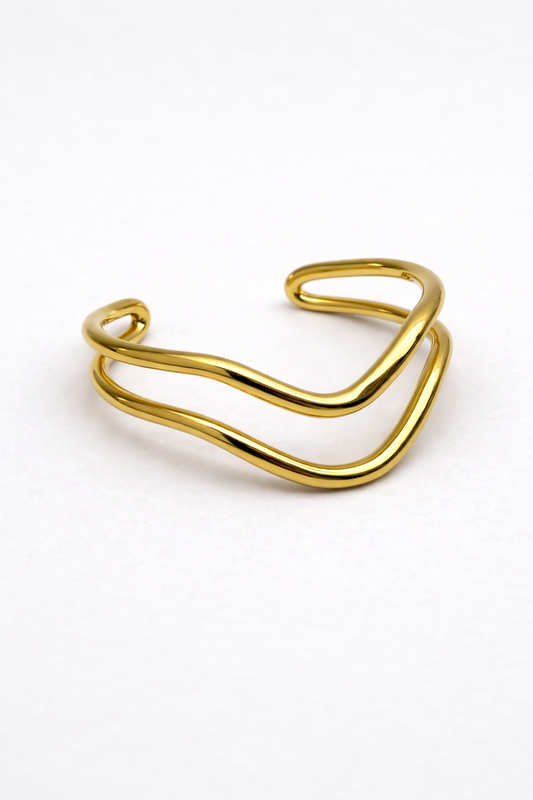 Moderner, goldener Armreif aus Edelstahl in geschwungenem Design – Draufsicht
