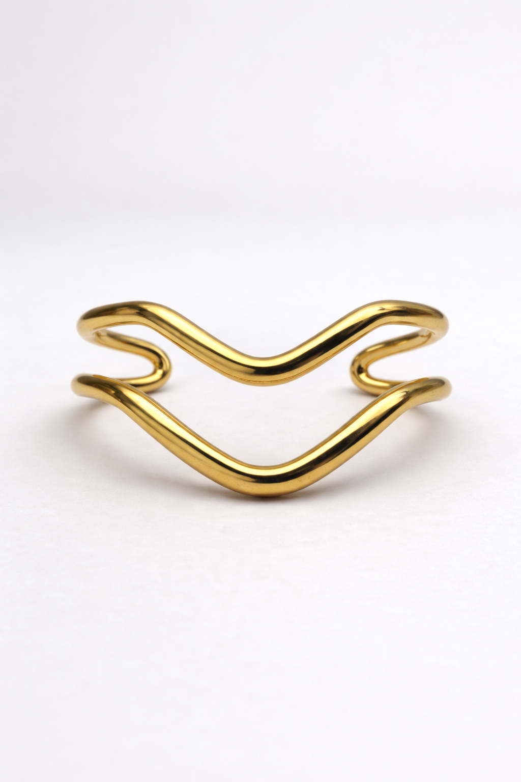 Goldener, wasserfester Armreif aus vergoldetem Edelstahl von Hesperelle – Vorderansicht
