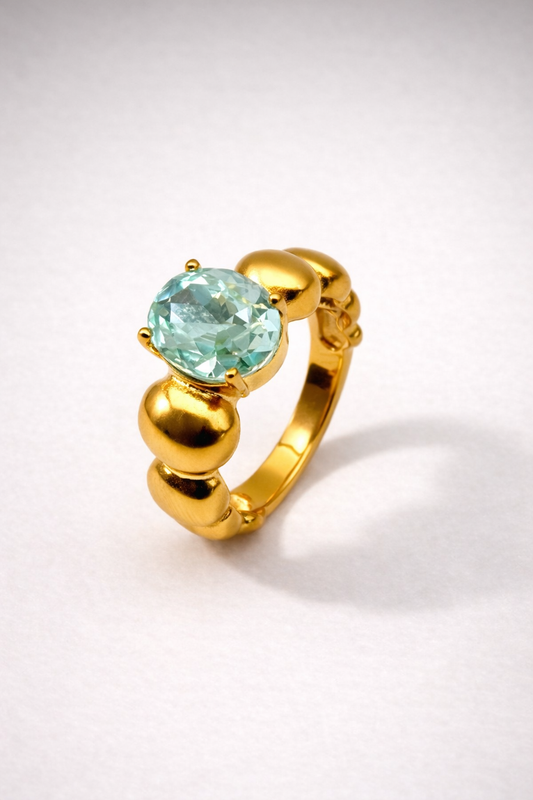 Goldener Ring aus wasserfestem Edelstahl mit türkisfarbenem Stein von Hesperelle