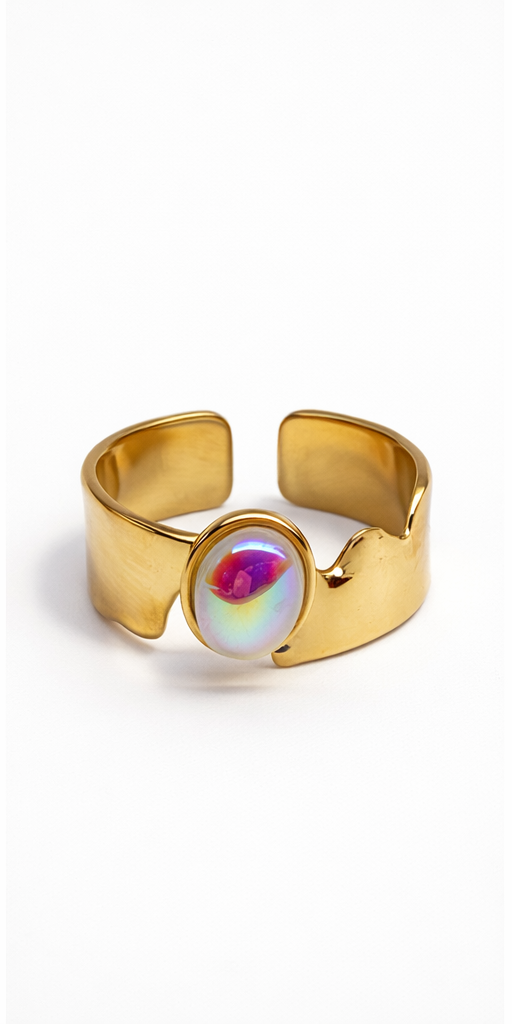 Goldener Statementring mit irisierendem Opalstein und breitem Design